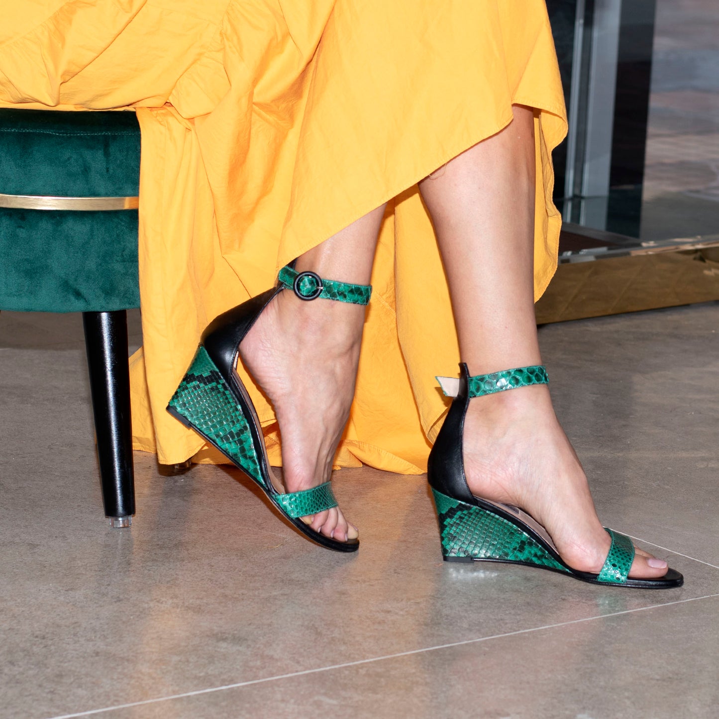 sandalias verde mujer con cuña