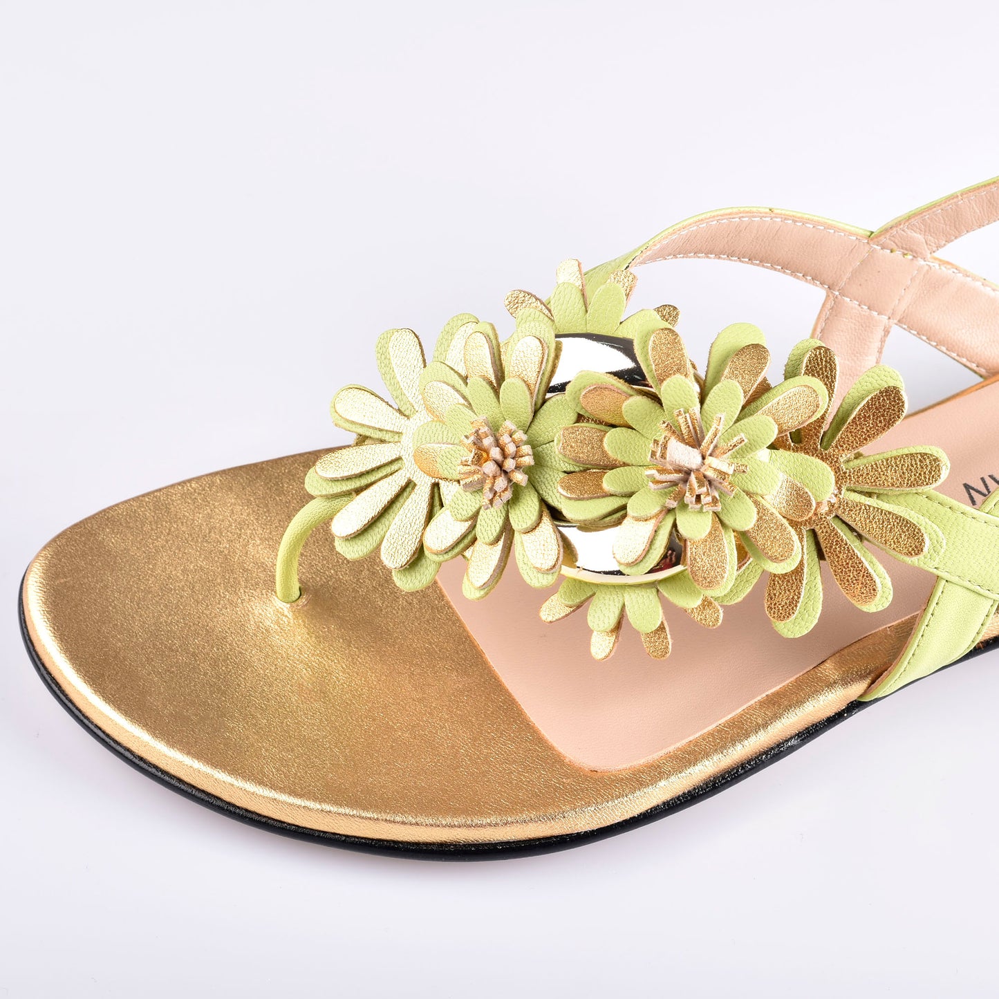 sandalias planos con adorno