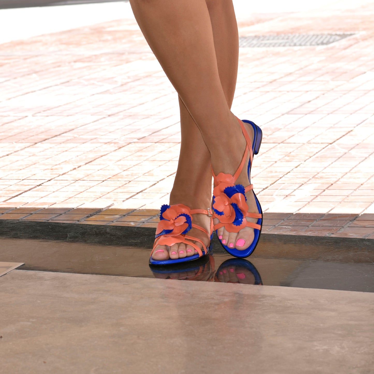 sandalias planos azul y naranja 