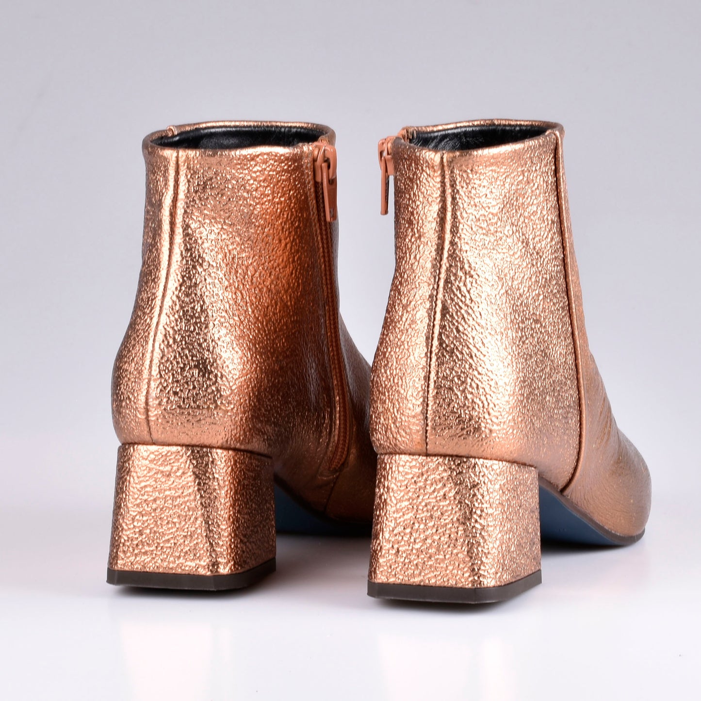 Stiefelette aus bronzefarbenem Leder mit niedrigem Absatz