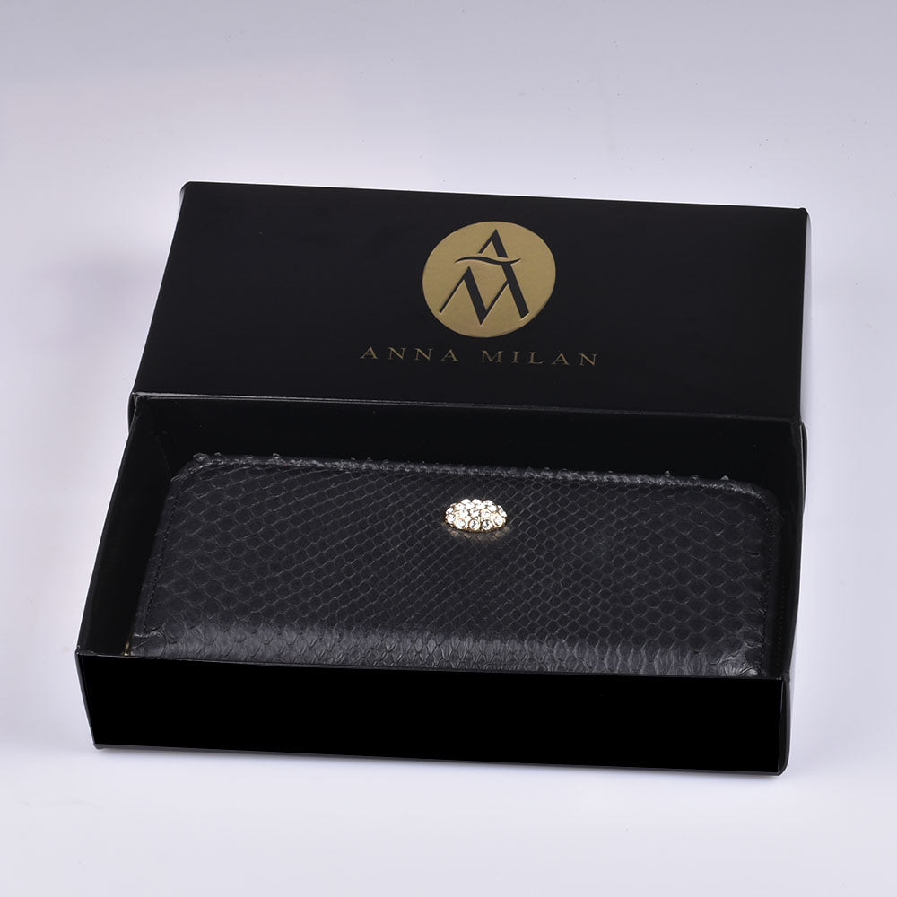 Cartera con adorno con piedras