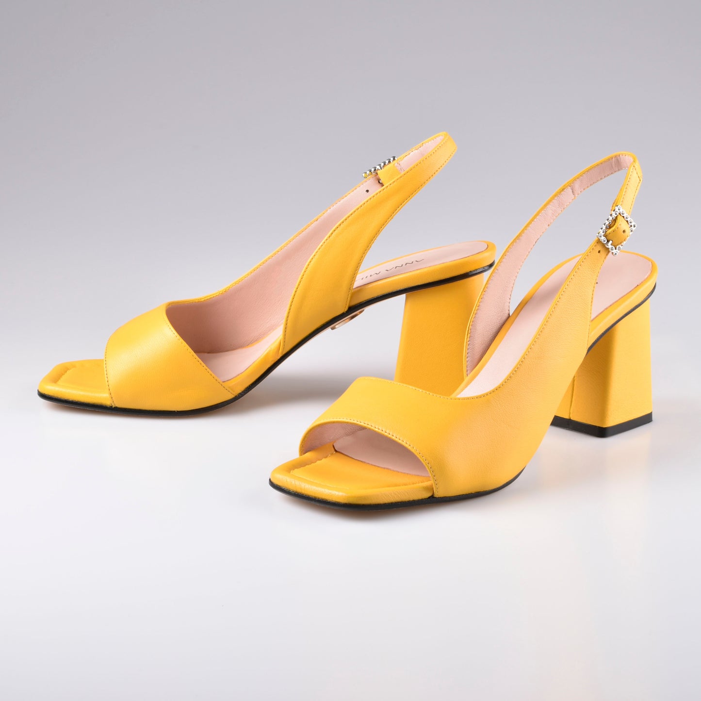 sandalias amarillo con tacón