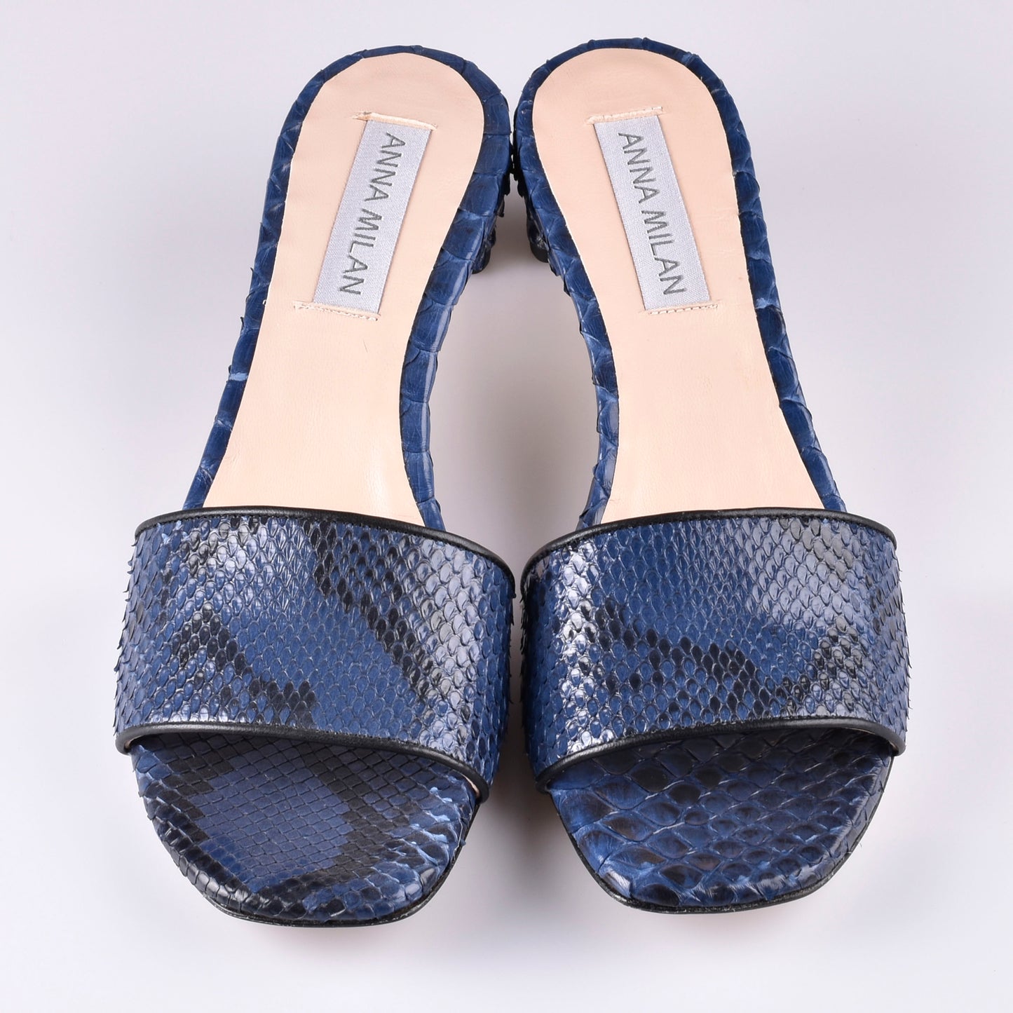 sandalias tacón bajo pitón azul