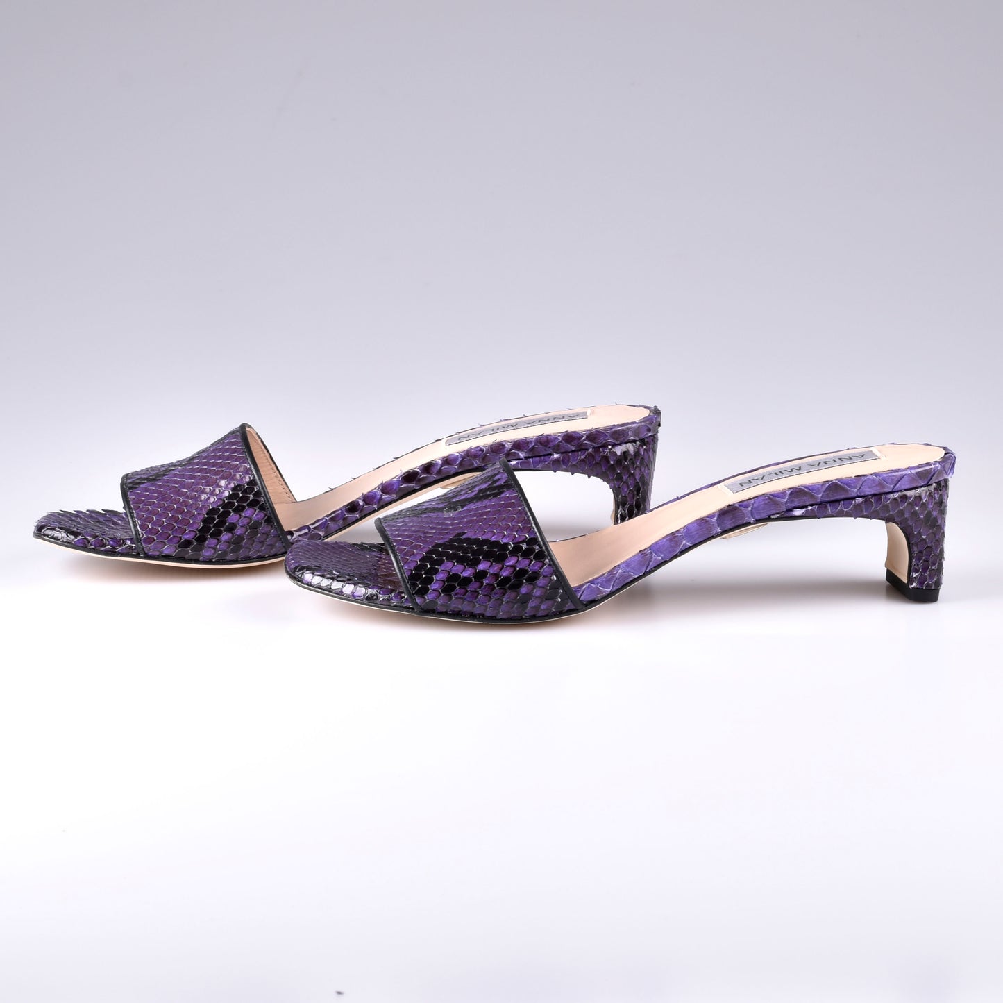 sandalias cuero violeta