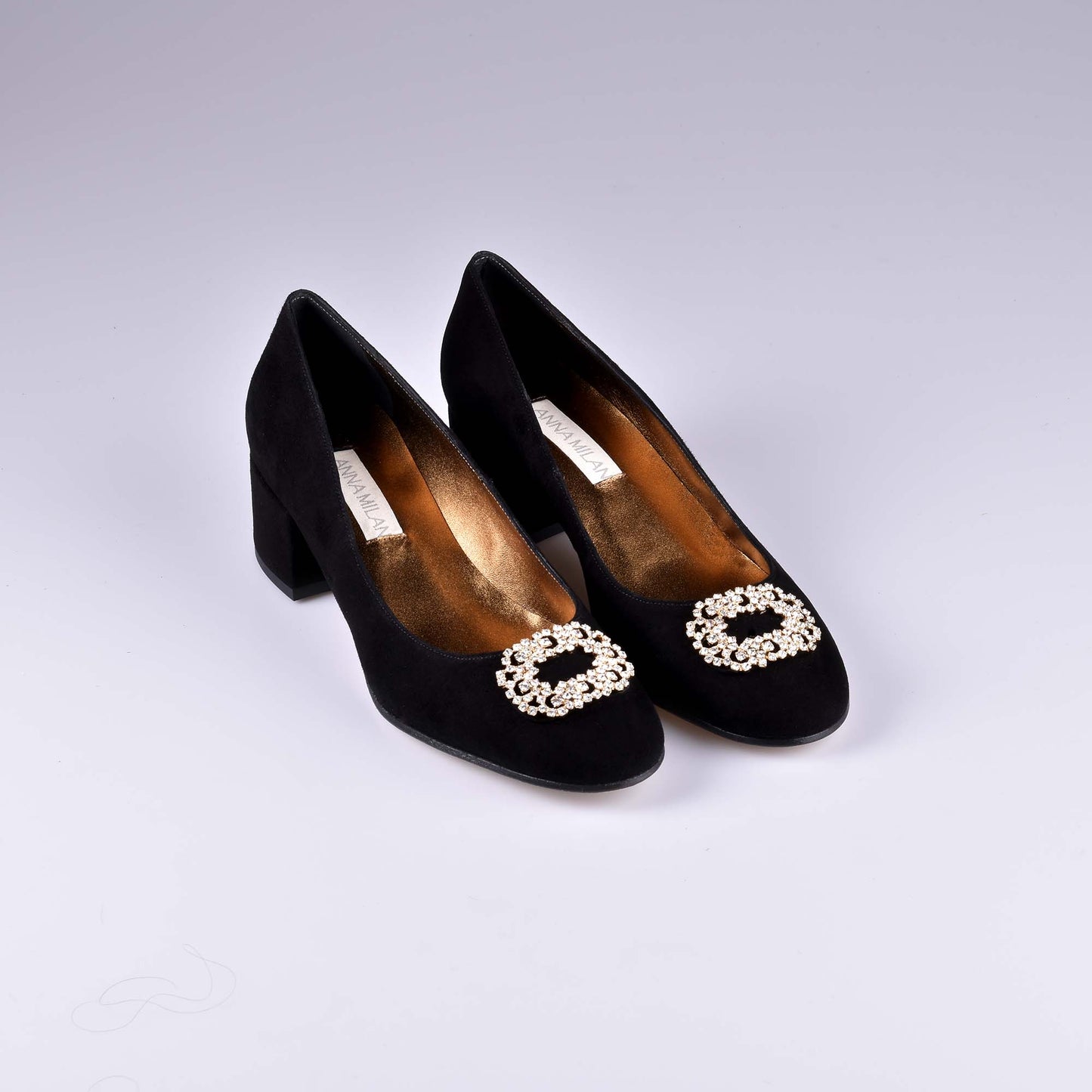 zapato de piel ante tacon bajo y adorno