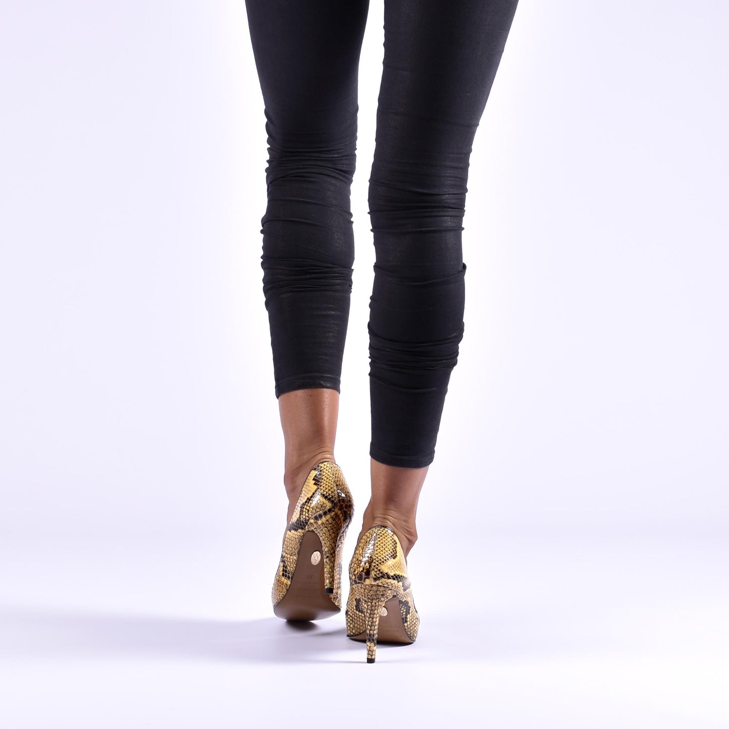 Zapato salon piel piton amarillo