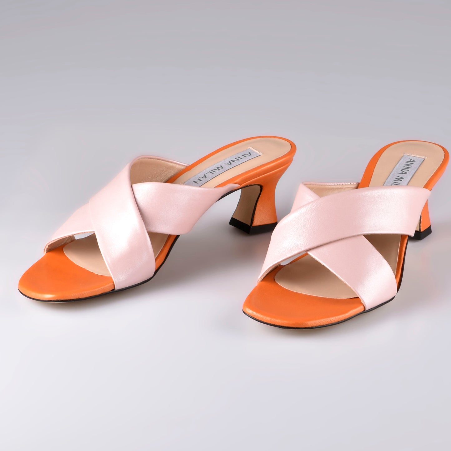 sandalias naranja y rosa