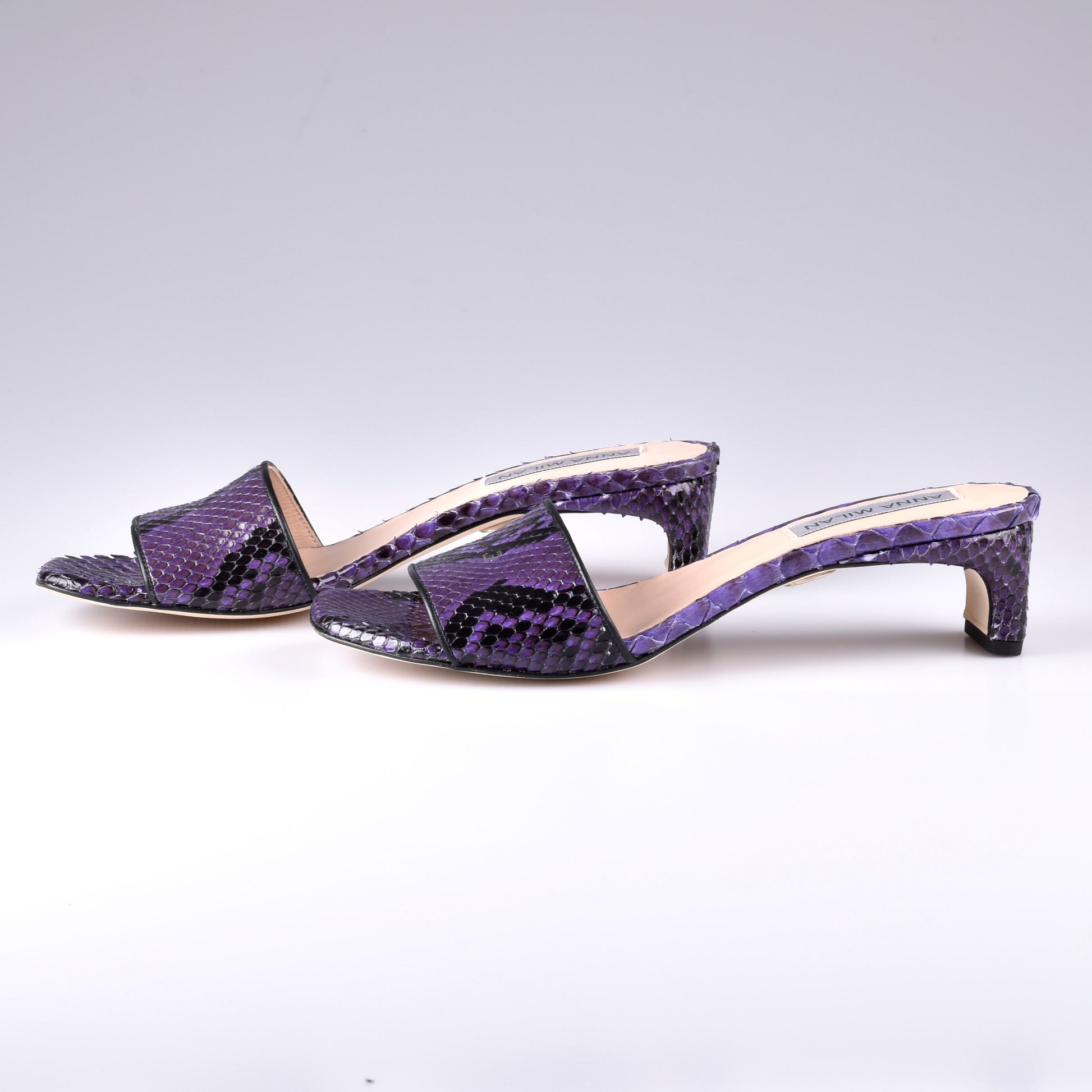 sandalias cuero violeta