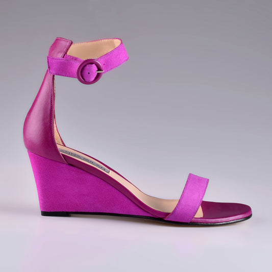 sandalias con cuña color fucsia