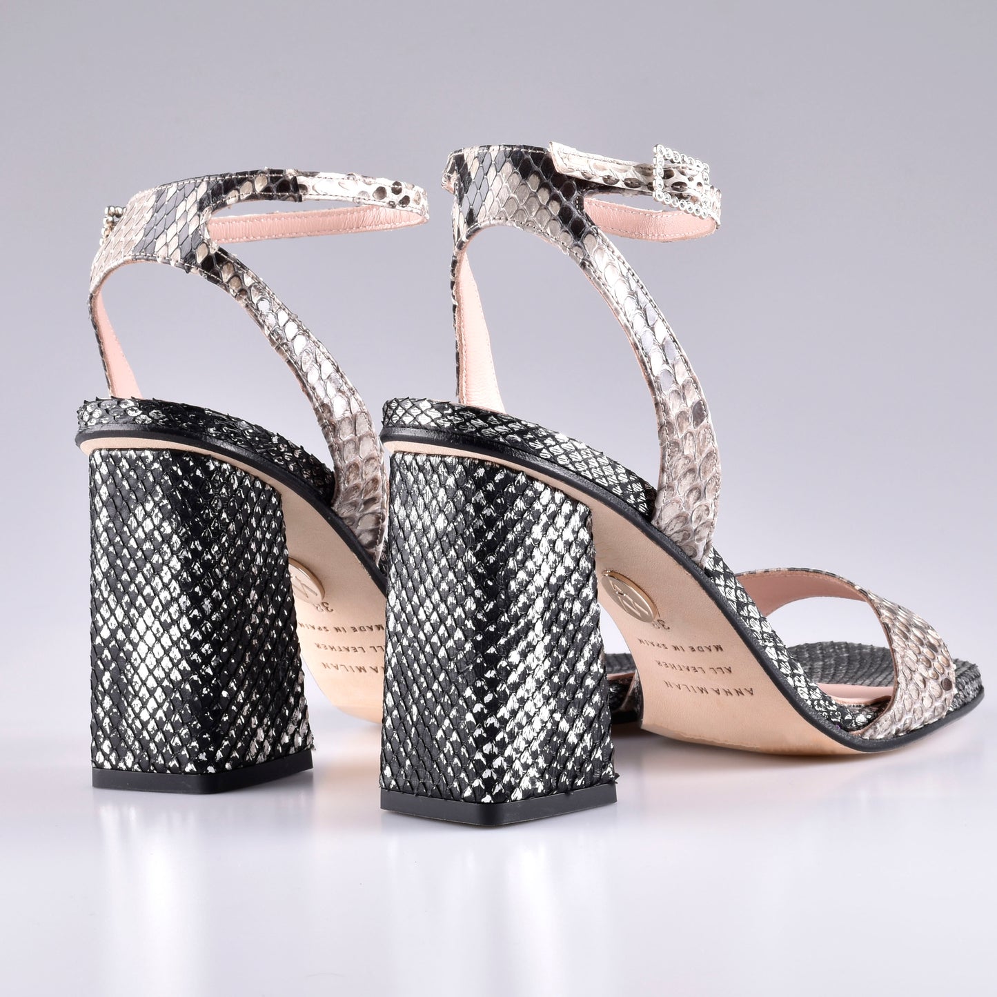 Silberne und graue Python-Sandalen mit breitem Absatz