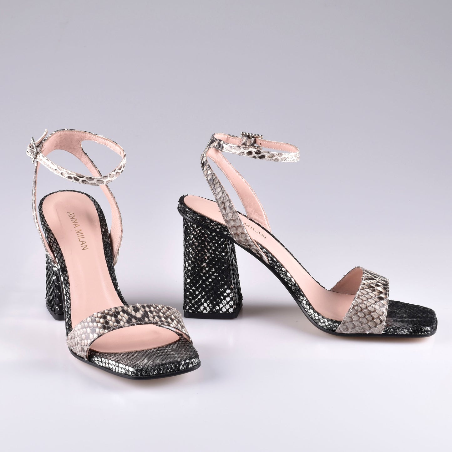 Silberne und graue Python-Sandalen mit breitem Absatz