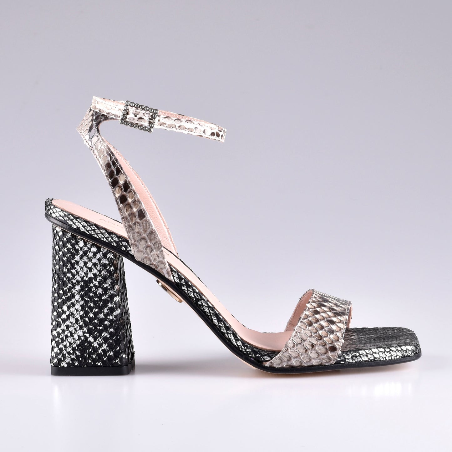 Silberne und graue Python-Sandalen mit breitem Absatz