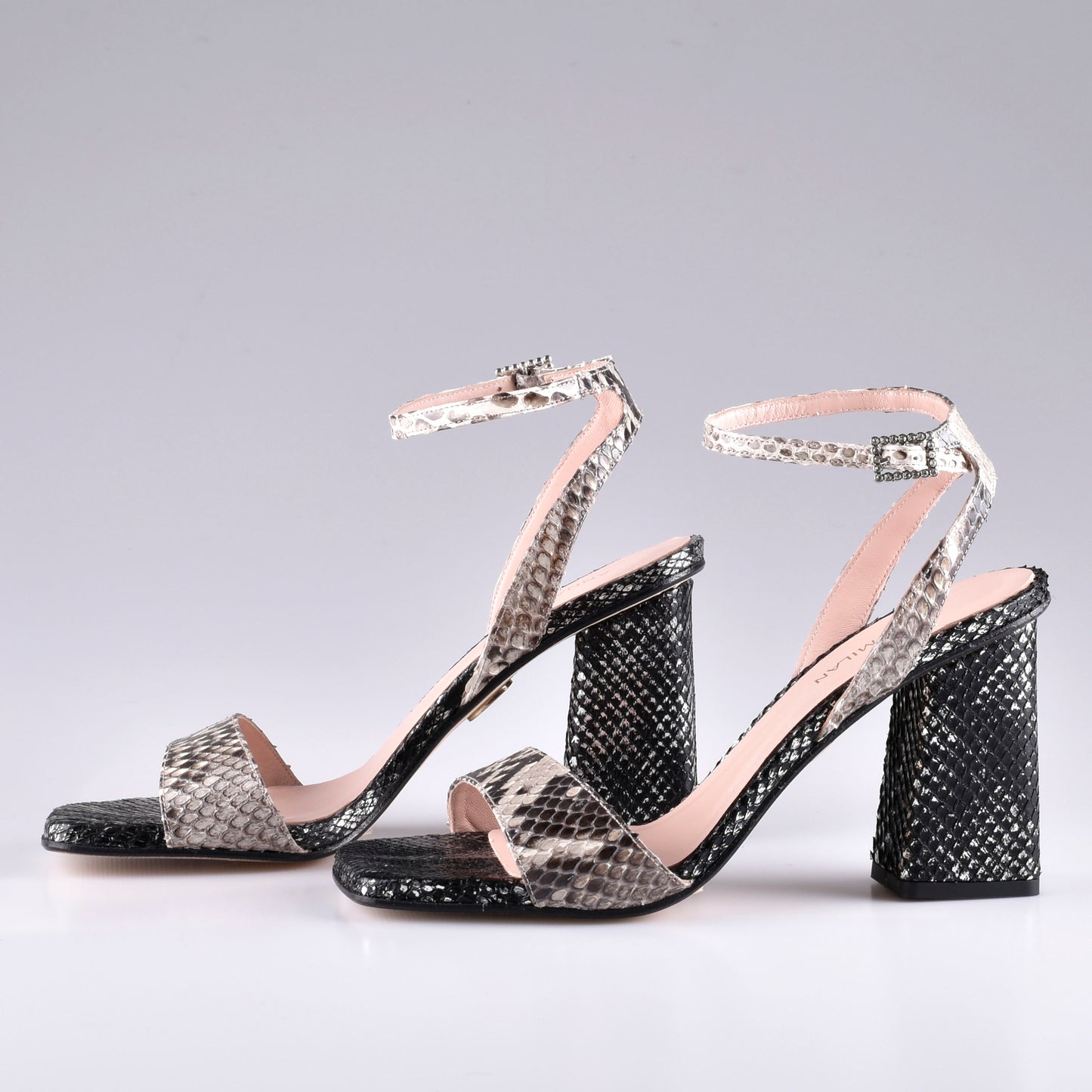 Silberne und graue Python-Sandalen mit breitem Absatz