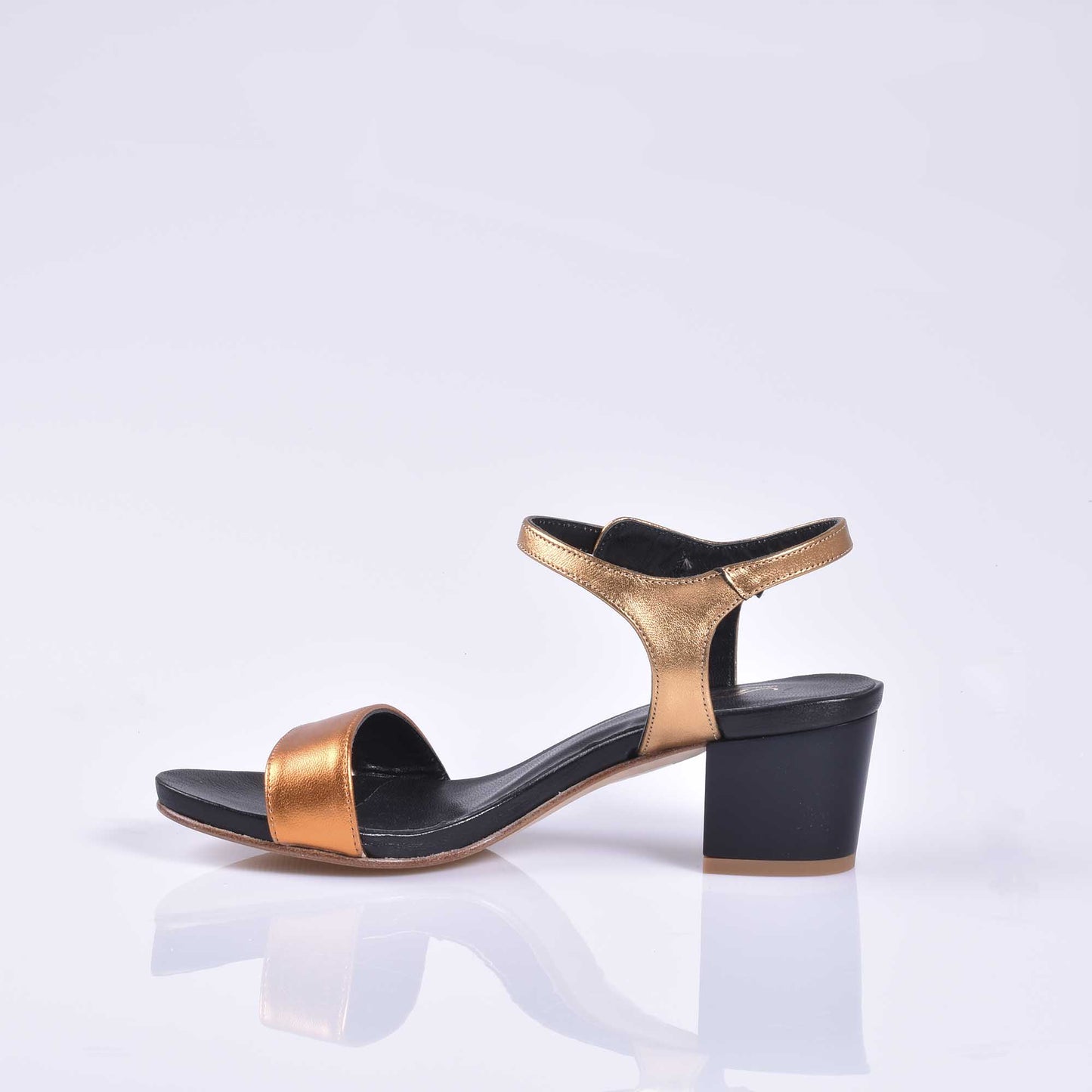 sandalias mujer cuero dorado